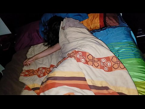 ❤️ El fillastre renya la seva jove madrastra mentre dorm. Vídeo porno a nosaltres ☑